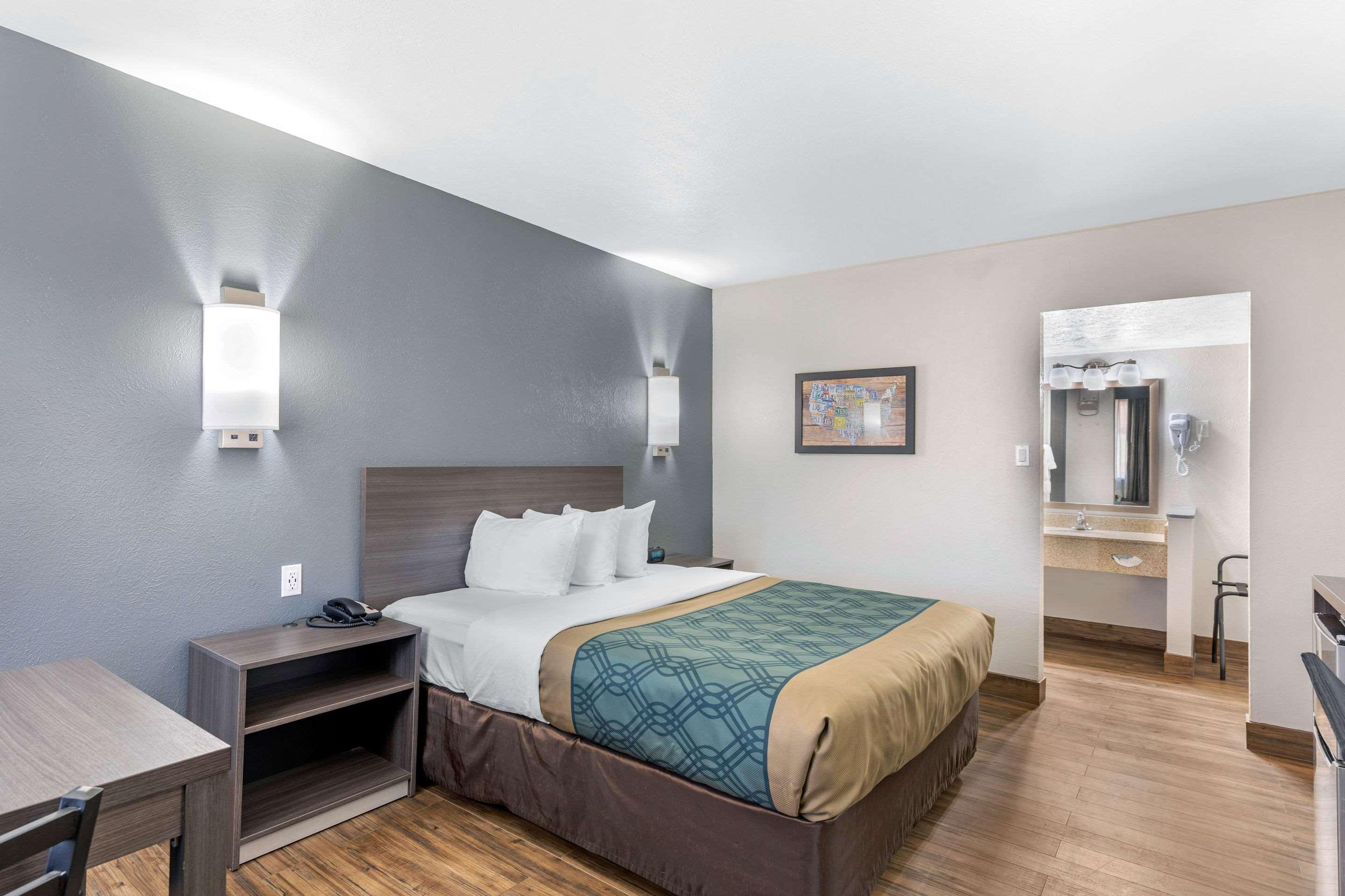 Econolodge & Motel
