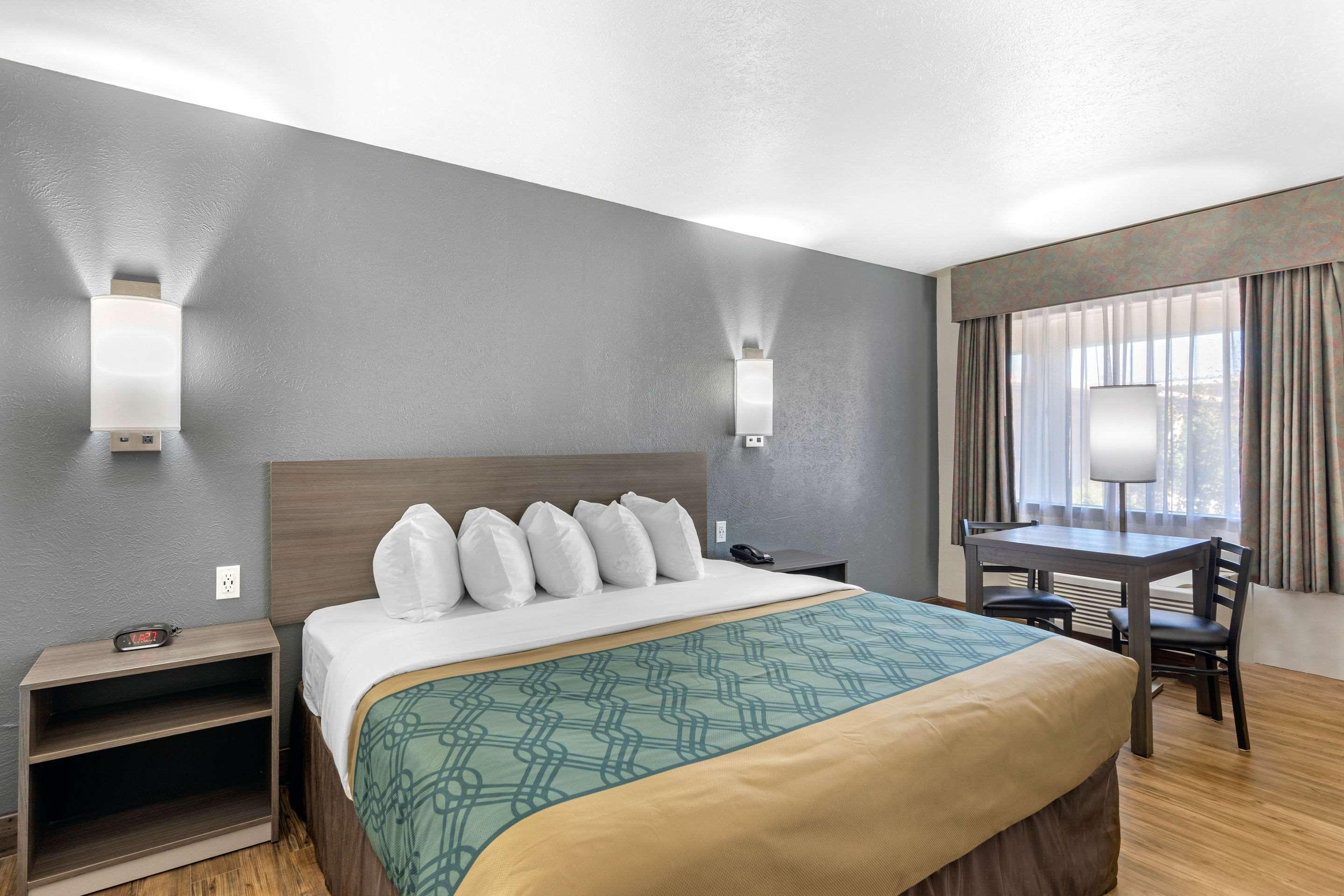 Econolodge &